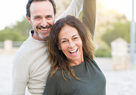 Lächelndes Paar in freier Natur