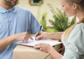 Person unterschreibt bei Paketlieferung